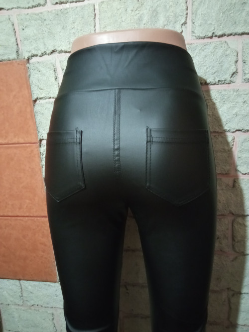 Жіночі легінси лосини з кишенями з екошкіри без флісу чорний фото 3