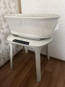 Продам детскую кровать -люльку, укачивающий центр 4moms