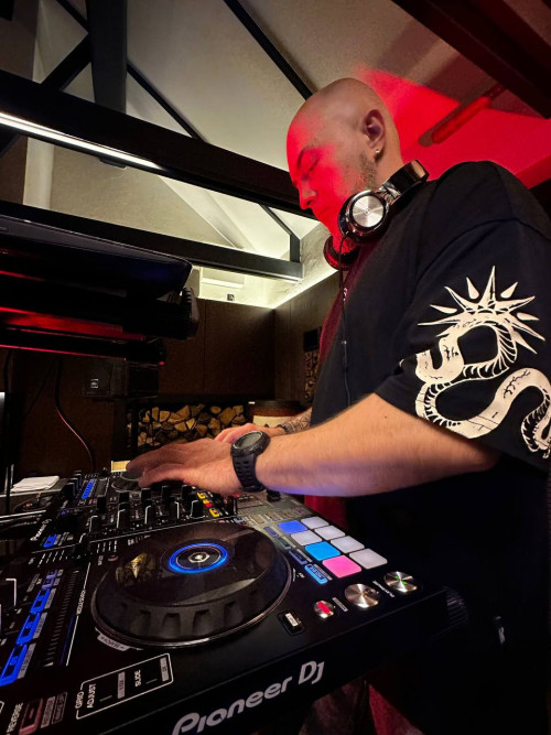 DJ | Караоке | Живий вокал | Виїзне музичне оформлення подій 