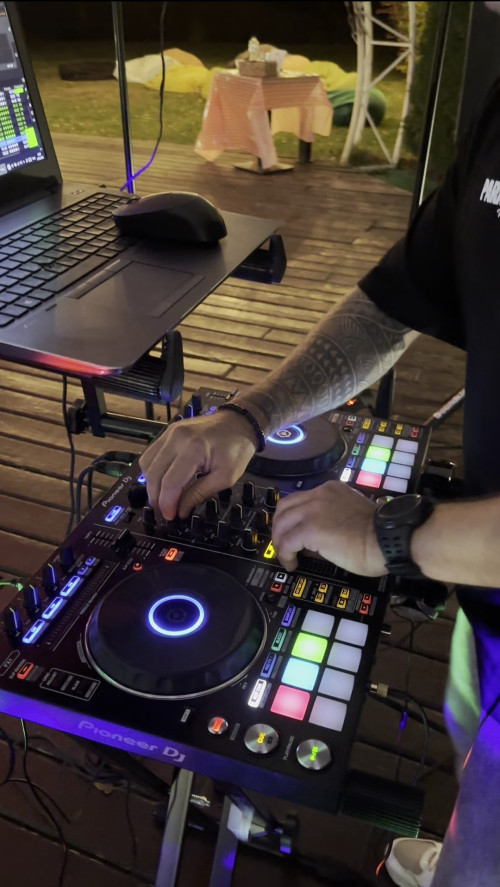 DJ | Караоке | Живий вокал | Виїзне музичне оформлення подій фото 2