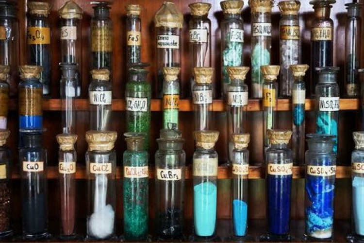 Отравить человека ядом: медленно и без определения яда. 