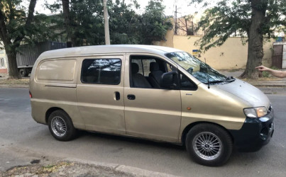 Перевозка,Переезд,микроавтобус,заходит в паркинг