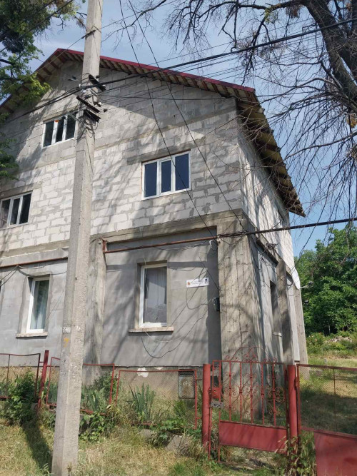 Продається 1/2 будинку для тих, хто шукає простір для життя та можливі 