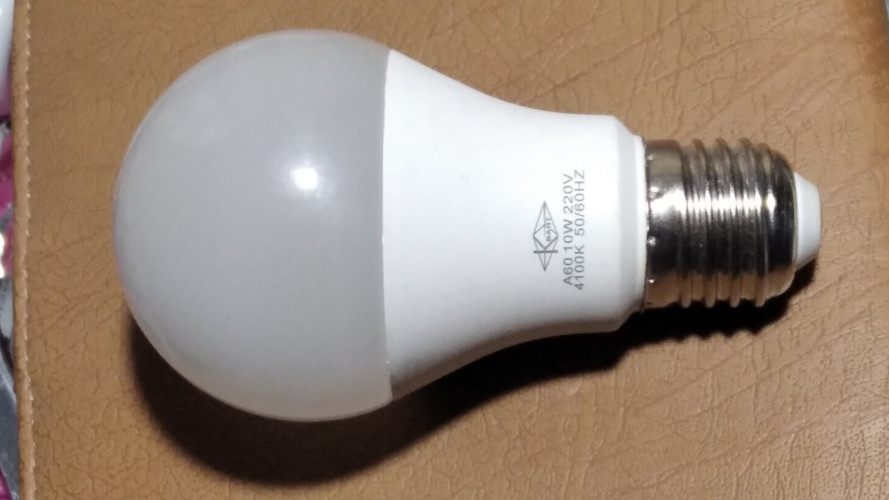светодиодная лампочка нейтральный белый свет 