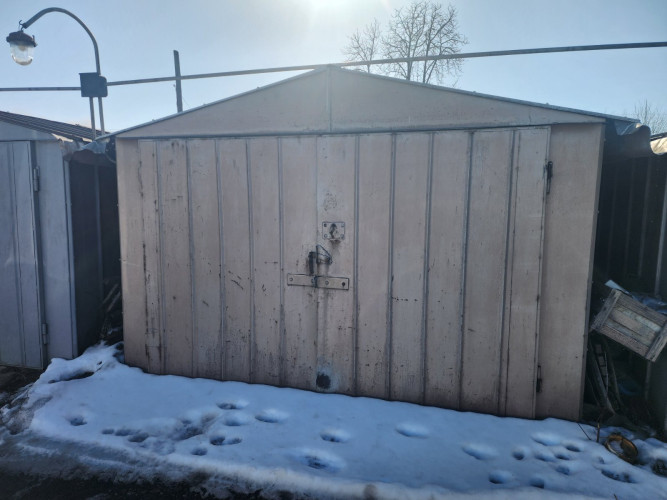 Здається металевий гараж на Зеленій. 