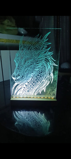 Портрети та картини вирізані на склі