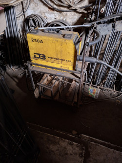 Електрозварювальник напівавтомат