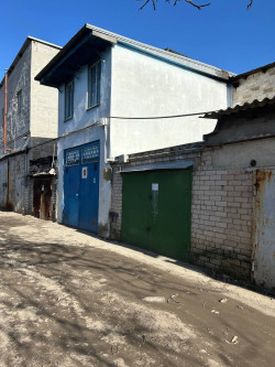 Продам  капитальный гараж в Запорожье , район космос .