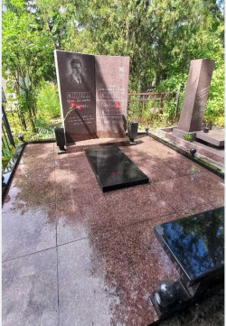 Прибирання могил на Лісовому цвинтарі