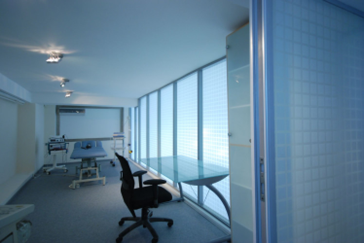 Поклейка плівки на скло 