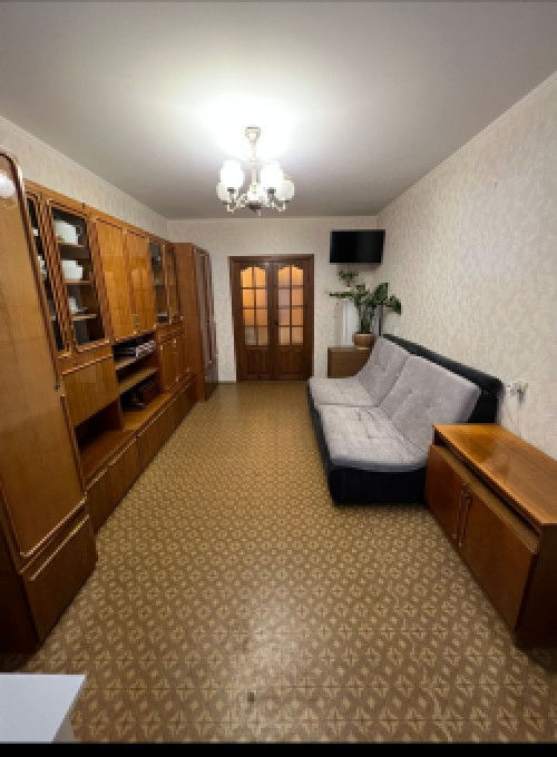 Продам або обмiняю на будинок з доплатою 3-х кiмнатну квартиру,р-он 33 