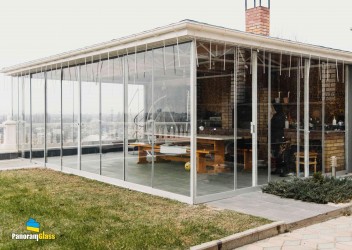 Безрамне розсувне скління PanoramGlass для терас,альтанок та балконів