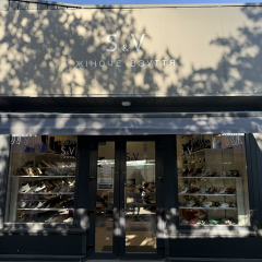 Продавець жіночого взуття в магазин